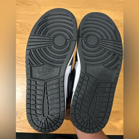 Air Jordan 1 mid SE. these are also brand new. An impulsive purchase from me. - Picture 4 of 5